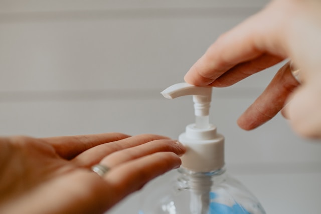 Hygiène des mains : la première ligne de défense pour protéger notre santé et notre peau